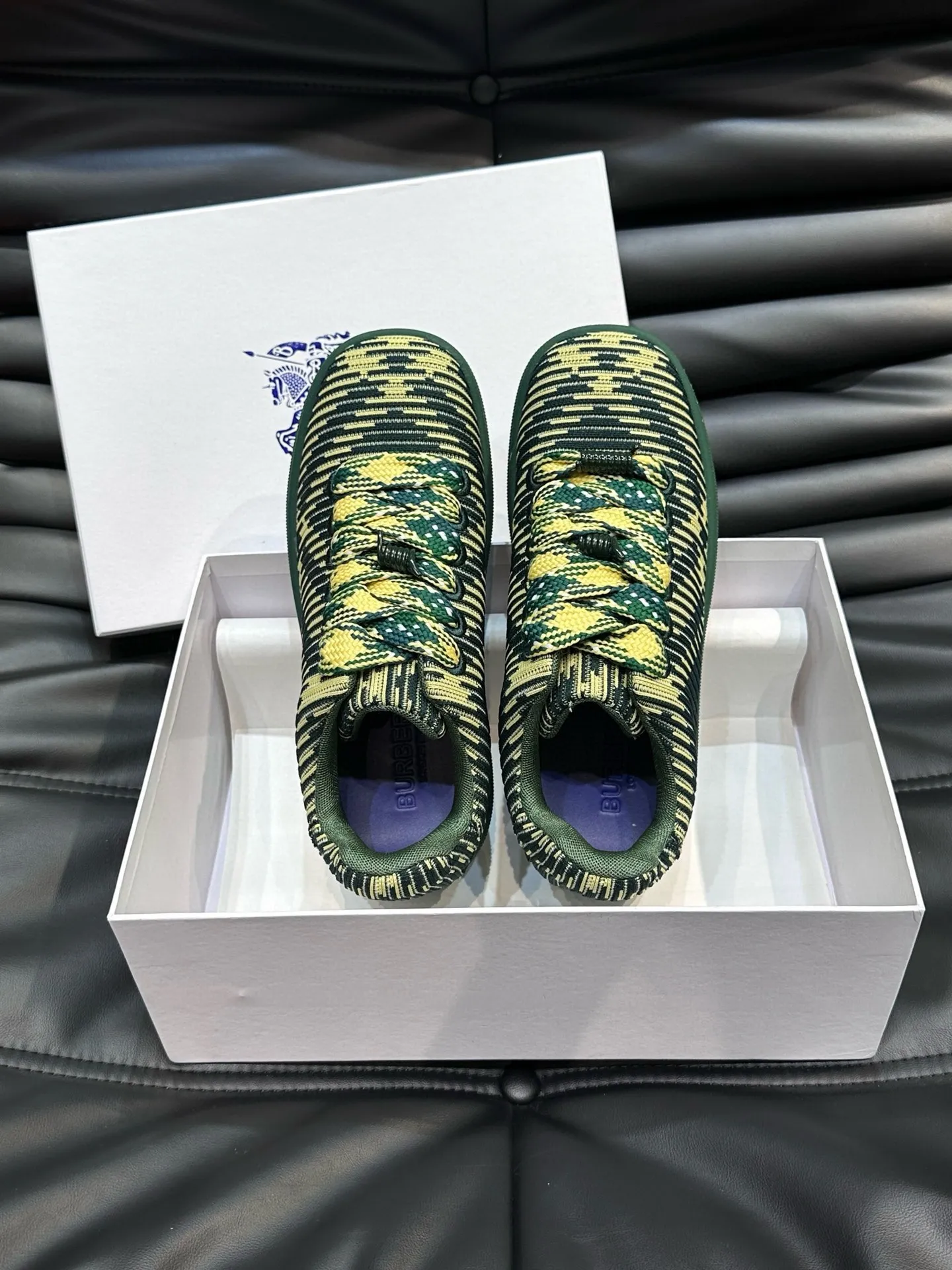 Factory price: 458💰Burberry Box series👫 Thick-soled casual sports shoes for couples, cool sneakers and bread shoes, purchased and developed from the original version, the top version of Box series sports shoes, made of original plaid/knitted fabric, embellished with EKD embossing. Made of mesh lining, the laces are decorated with metal coils, the rubber sole is decorated with the Burberry letter logo, and the original molded 3.5CM two-color T men's shoe 💰U outsole! Code number: 35-45 (35-45 customized)